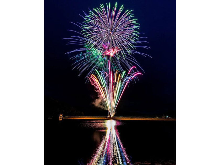 桜岡湖畔から打ち上がる花火が、夜空と湖面を美しく彩ります。夏の思い出に最適！