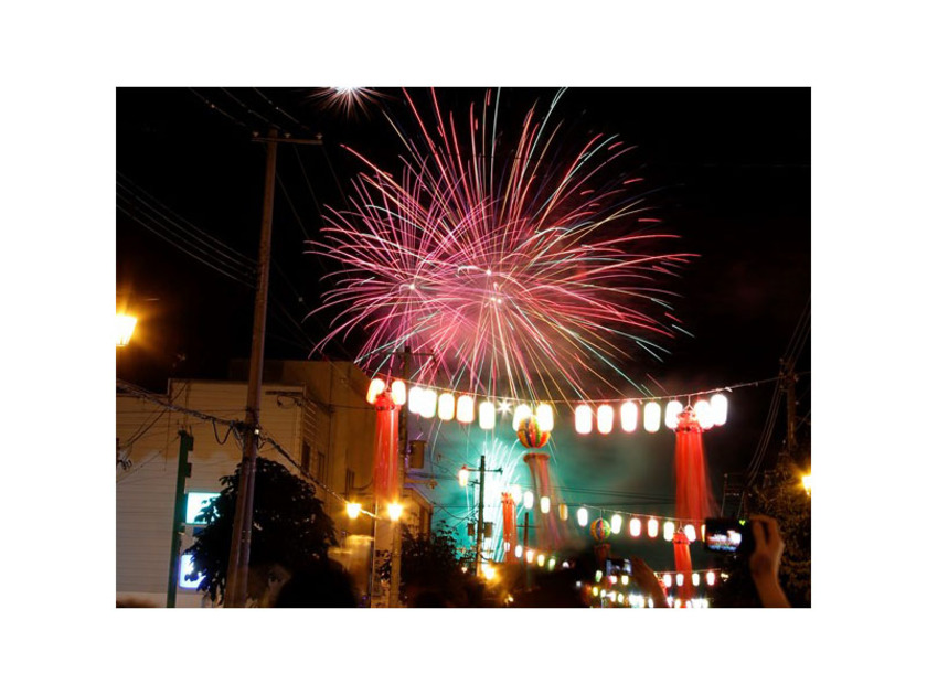 祭りのフィナーレ、夜空に高く上がるカラフルな大輪の花火は忘れられない夏の思い出
