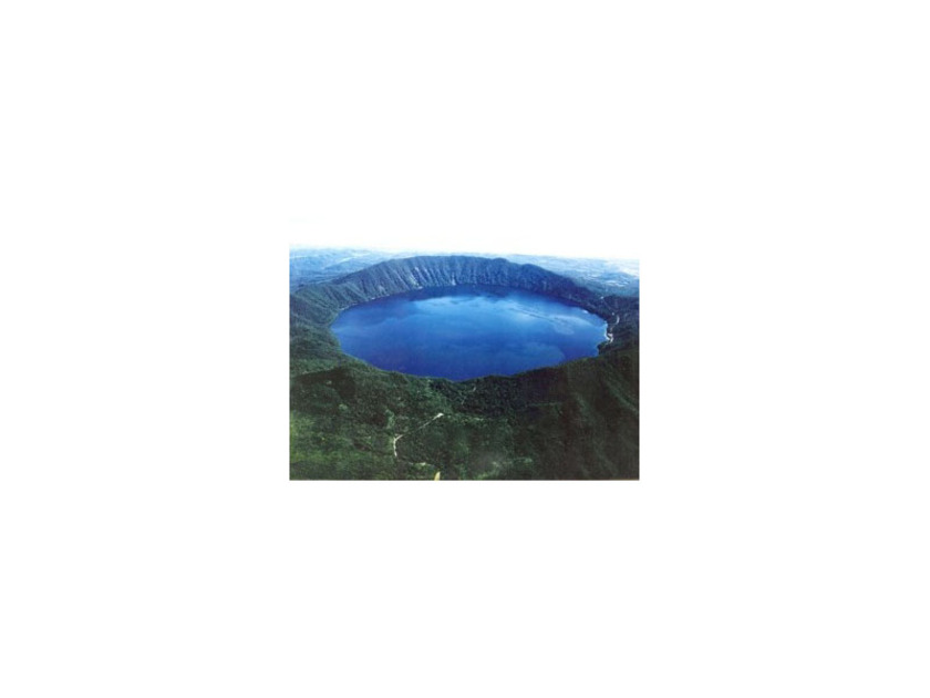周囲8kmのまん丸い湖です。観光地化されていないので、地元ではイチ押しのデートスポットにもなっています