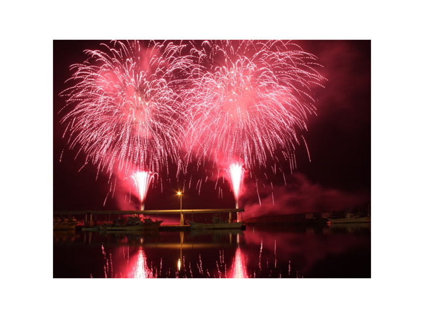 特大スターマインなど3,200発の花火が夏の夜空に美しく輝きます。漁港での打ち上げなので、その迫力を間近で体験できます