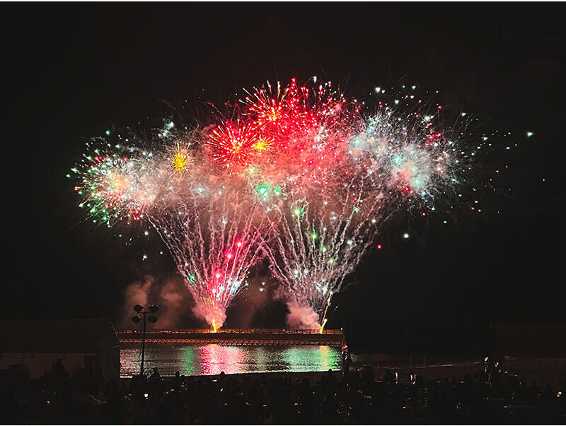 花火の見どころはなんといっても漁火とのコラボレーション。ロマンチックで幻想的な花火は一見の価値ありです