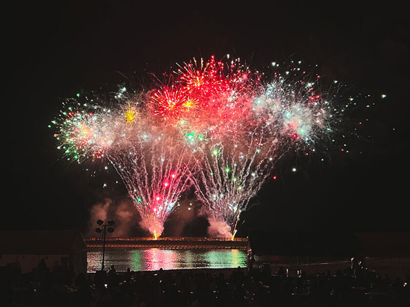 花火の見どころはなんといっても漁火とのコラボレーション。ロマンチックで幻想的な花火は一見の価値ありです