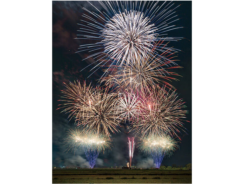 趣向をこらした花火が打ち上げられます