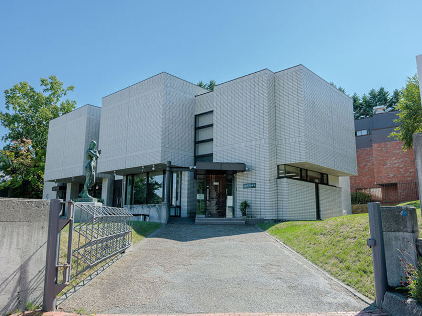 本館の外観。記念館と合わせ本郷新（ほんごうしん）の彫刻・絵画約1800点を収蔵展示しています