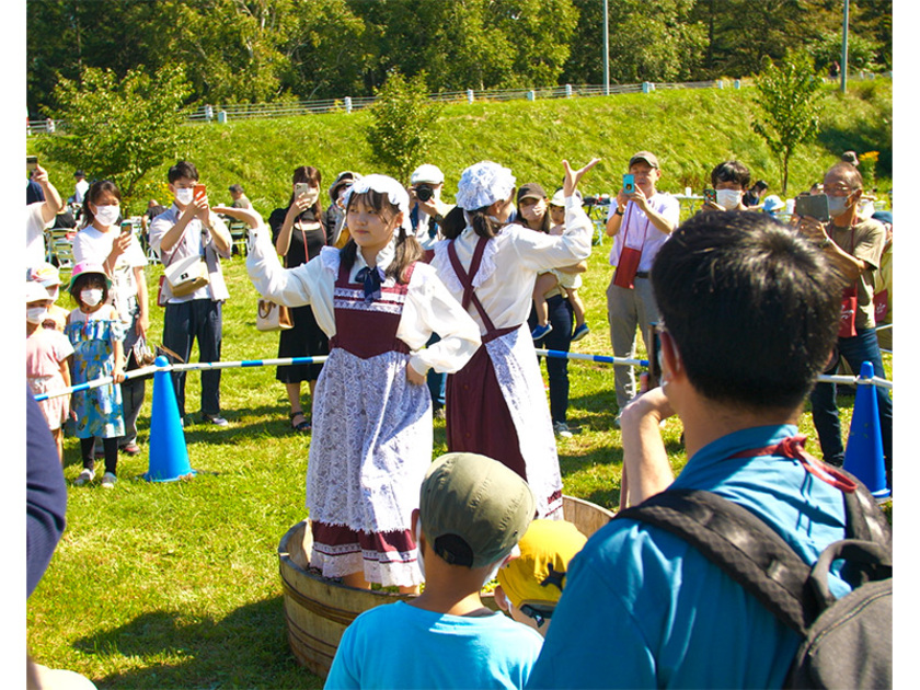 「ぶどう踏み」パフォーマンスも見られます