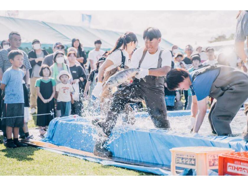 あきあじ大漁つかみどりレース、観客も一緒に盛り上がります