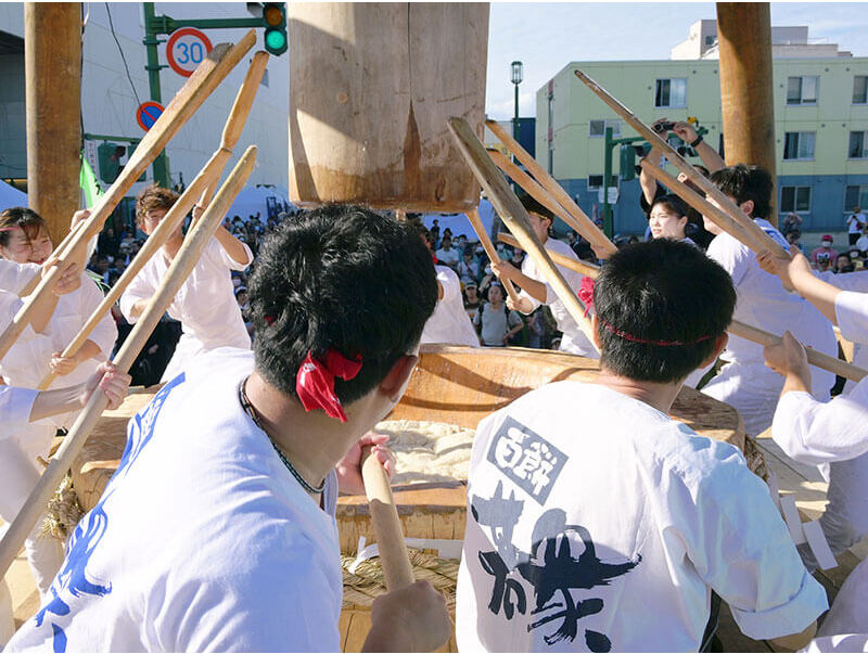 一度に使用するもち米は約60kg!迫力満点の餅つきです