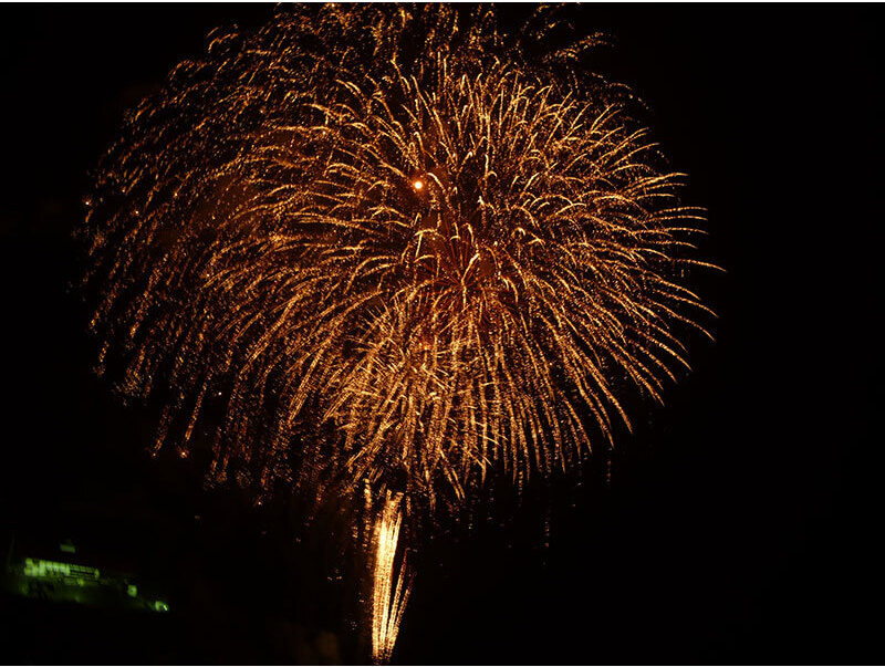 至近距離で打ち上げられる幻想的な花火の迫力に圧倒されます