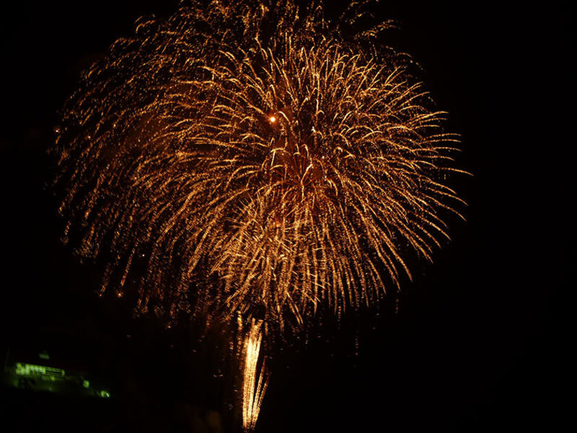 至近距離で打ち上げられる幻想的な花火の迫力に圧倒されます