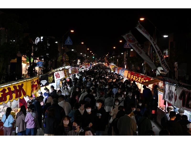 約1㎞に渡って軒を並べる約300店の露店は道内屈指の規模を誇ります
