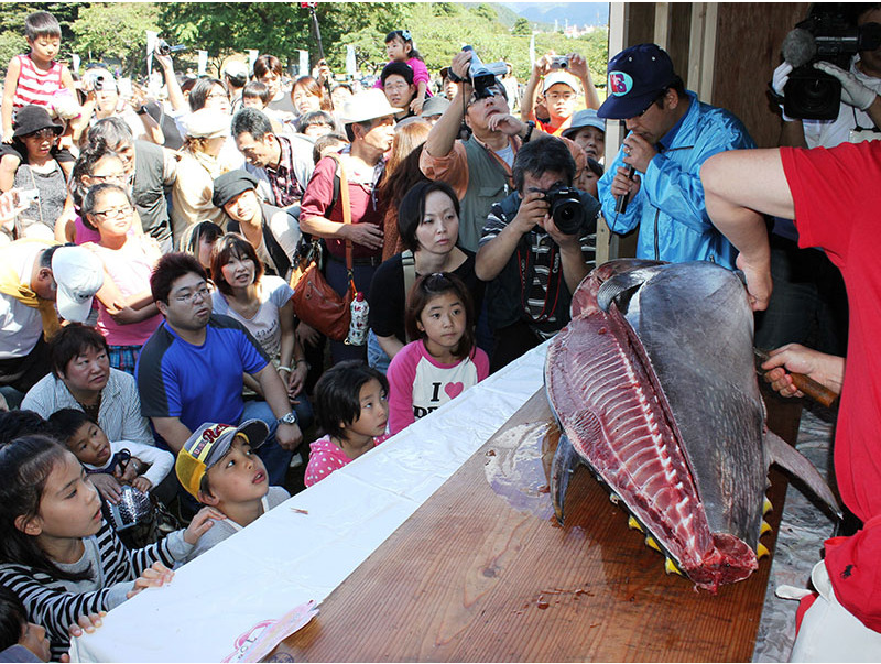 マグロ解体ショーの様子。マグロを解体する職人の早業は必見です