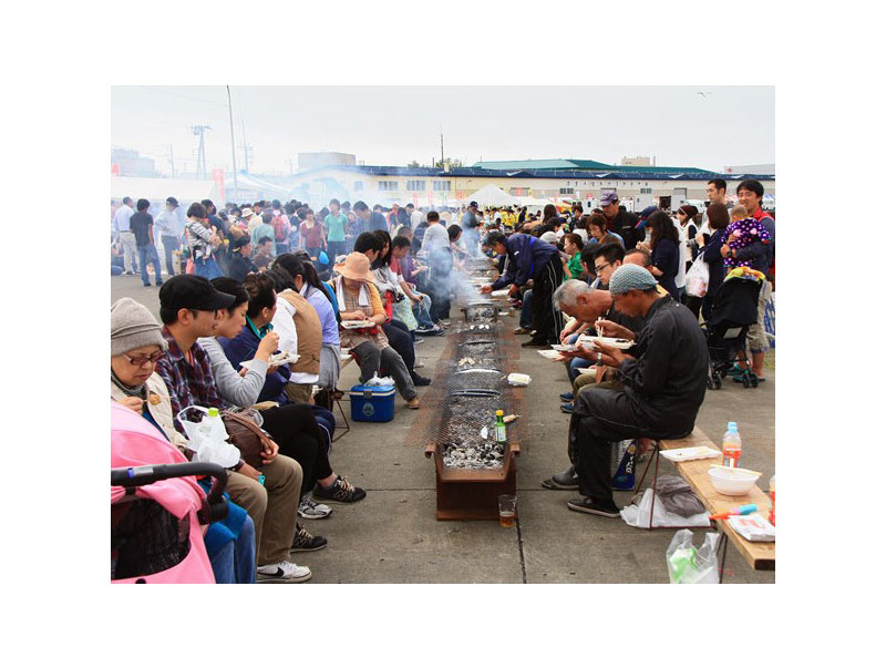 港に用意された炉端で焼いて食べる新鮮なさんまの味は格別！