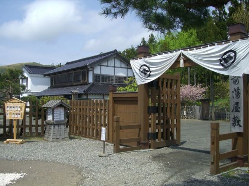 再現されたものとは思えないほど威厳たっぷりの松前藩屋敷の門。ここをくぐれば藩士になったような気持ちに!?