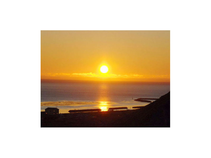 広大な日本海と空をオレンジ色に染める夕陽の美しさは圧巻。稚内を代表するビューポイントであることも納得！