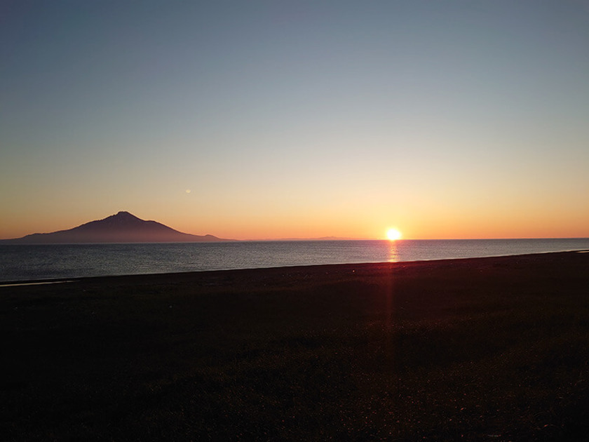 広大な日本海と空をオレンジ色に染める夕陽の美しさは圧巻。稚内を代表するビューポイントであることも納得！（写真提供：きた・北海道DMO）