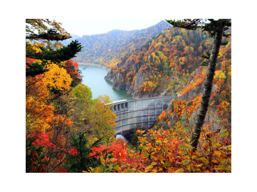 林野庁の「水源の森100選」や「ダム湖100選」にも選定された豊平峡ダムは人気の絶景スポット