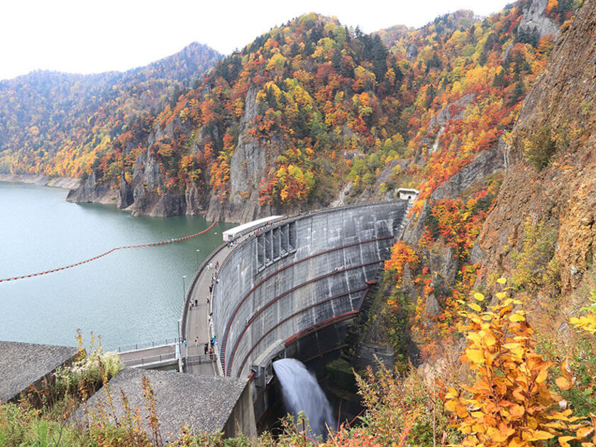 林野庁の「水源の森100選」や「ダム湖100選」にも選定された豊平峡ダムは人気の絶景スポット