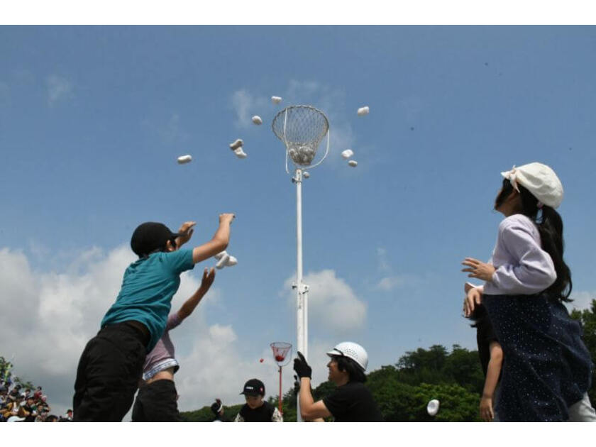 一般、自治体、家族の3部門がある“摩周玉入れ選手権大会”