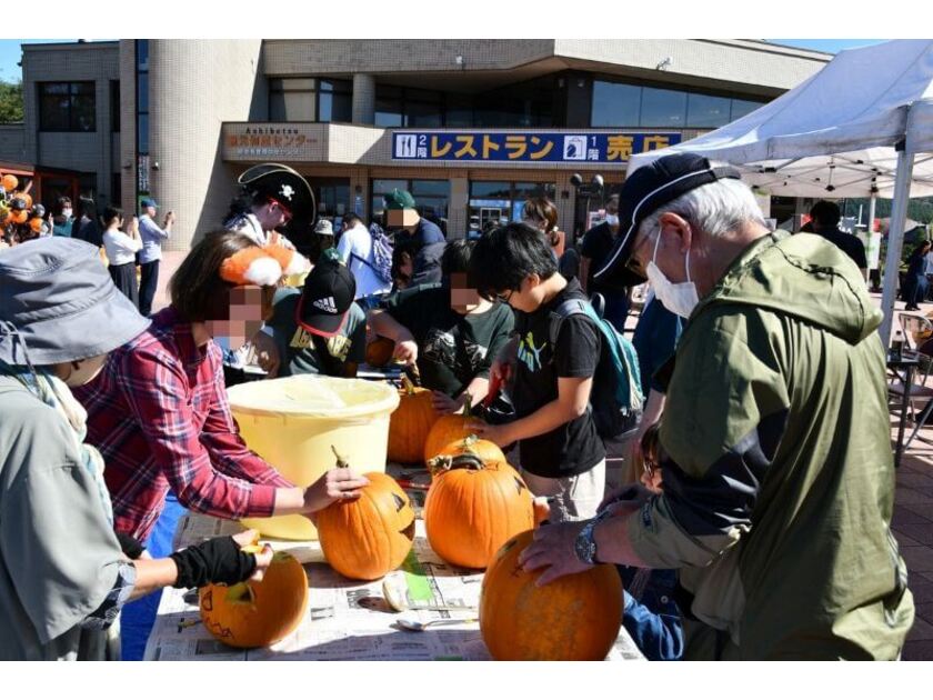 大人も子どもも楽しめるかぼちゃランタン作りには多くの人が参加します