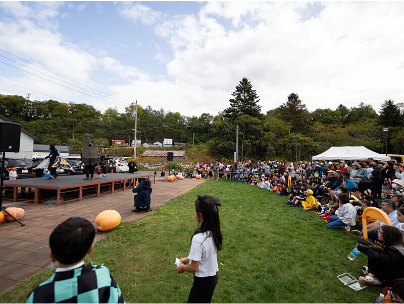 思わず笑顔がこぼれるコスチュームコンテストの様子