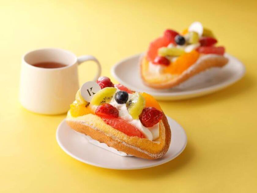大通公園店限定 オムパフェ740円。オムレット生地の中にカスタードクリーム・バナナ・ぎゅうひ・粒あんを詰め、たっぷりの生クリームとイチゴ、キウイ、グレープフルーツ、ブルーベリー、オレンジを飾っています