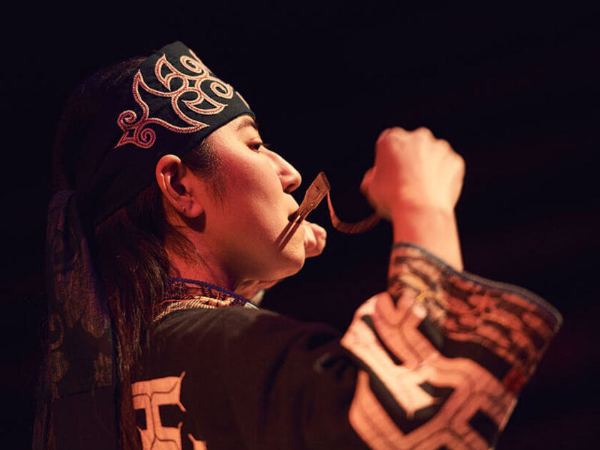 道東地方に受け継がれる伝統的な「アイヌ古式舞踊」公演を鑑賞できます