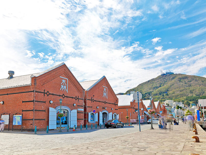 いつも賑やかな海沿いの赤レンガ倉庫