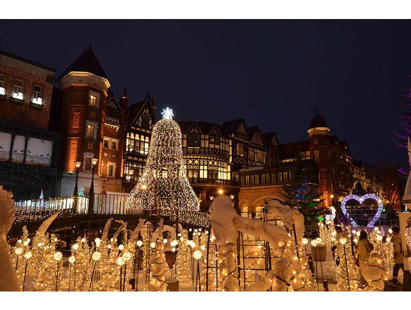 ベルや花々が光り輝く幻想的なイルミネーション※画像はイメージです