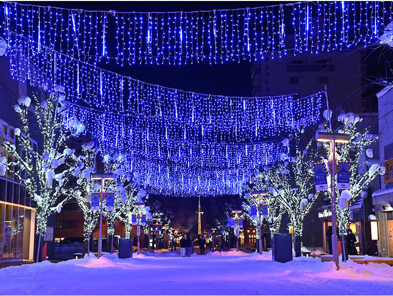 空から光が降り注ぐアイスフォール