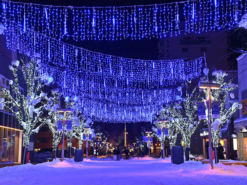 空から光が降り注ぐアイスフォール