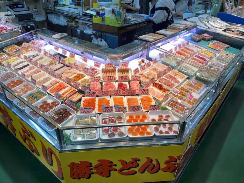 和商市場の名物「勝手丼」。市場内の店舗をまわり、好みに応じて自分だけの丼を作ることができるココならではの一品