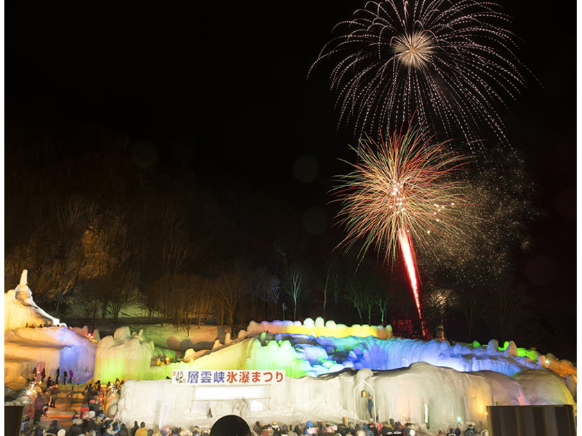 夜空を彩る打ち上げ花火！会場に華やかさを添えます