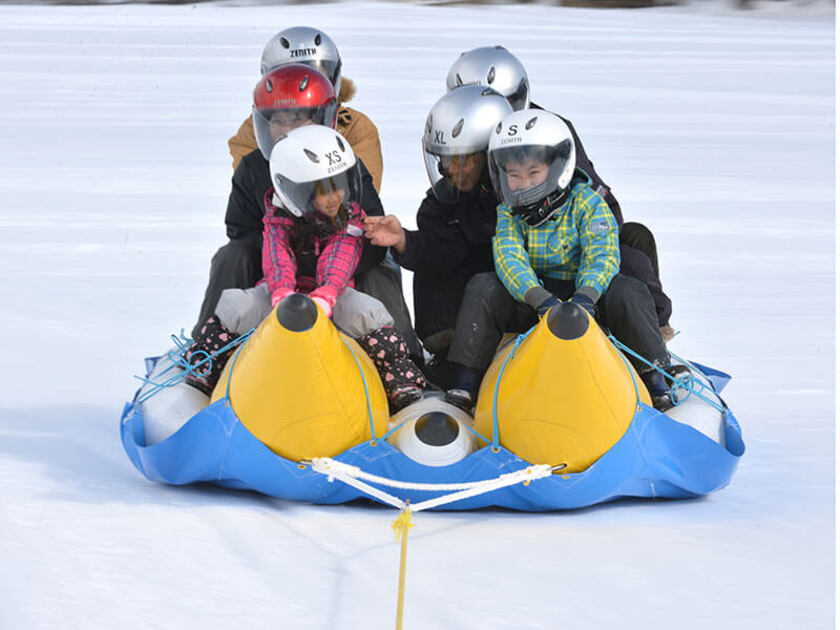 自力運転のスノーモービルと違い、どこに行くかわからない氷上バナナボートはスリル満点！