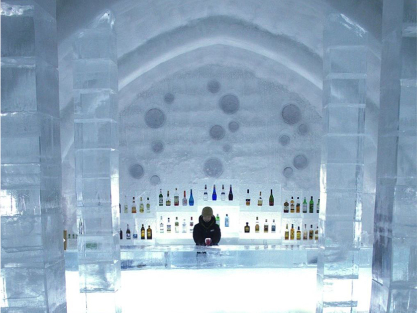 カクテルなどのアルコール類の他、コーヒーやジュースなどソフトドリンクも販売する「アイスバー」