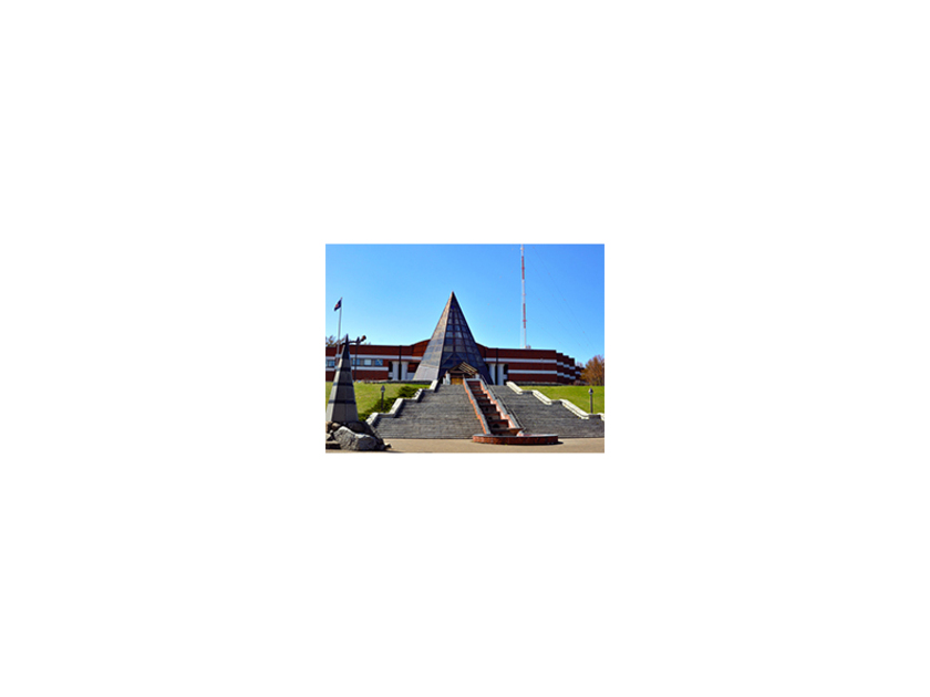 網走市街を見渡す天都山にある北方民族博物館。エントランスホールは北方地域に広く見られる円錐形のテントをイメージ