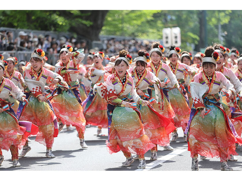 全国から集まった個性溢れる様々な衣装を身にまとった踊り子たちが、鳴子を手に白熱の演舞を披露します（提供：YOSAKOIソーラン祭り組織委員会）※第33回の様子