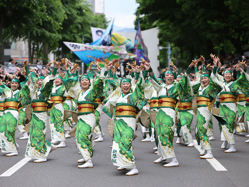 全国から集まった煌びやかな衣装を身にまとった踊り子たちが、鳴子を手に白熱の演舞を披露します（提供：YOSAKOIソーラン祭り組織委員会）※第34回の様子