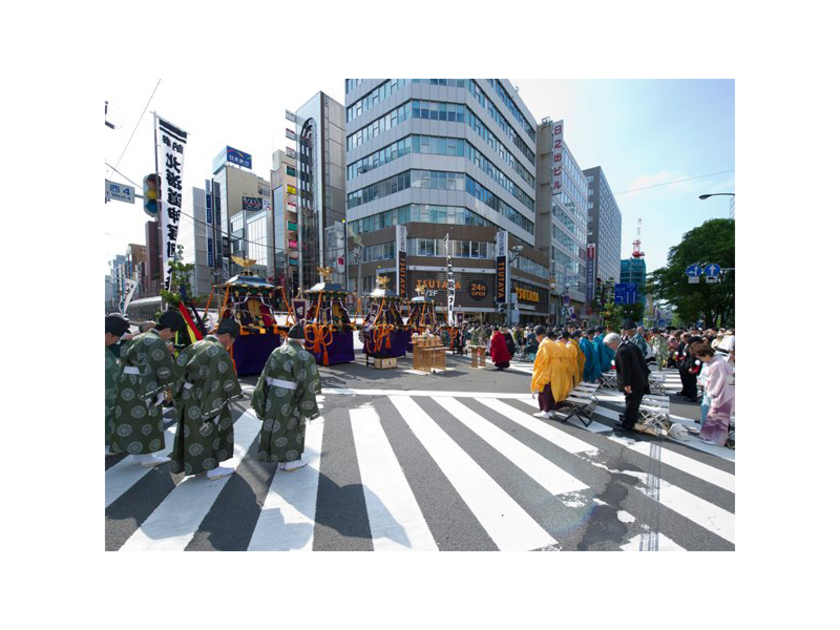厳かな風景を一目見ようと、多くの見物客が訪れる