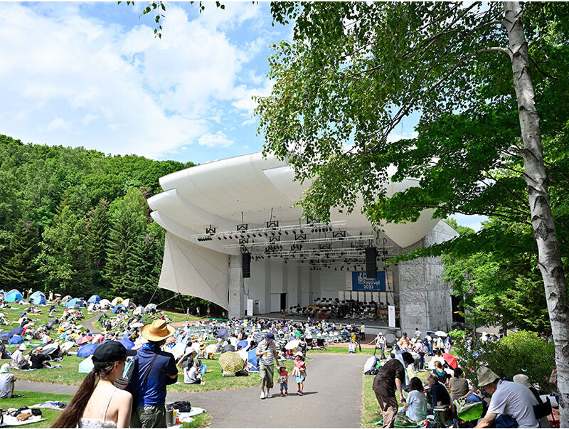 ピクニックコンサートは自由な雰囲気で楽しめる野外コンサート（札幌芸術の森・野外ステージ）