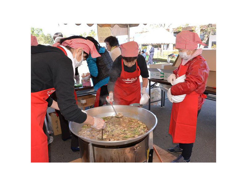 大鍋で調理する特製きのこ汁