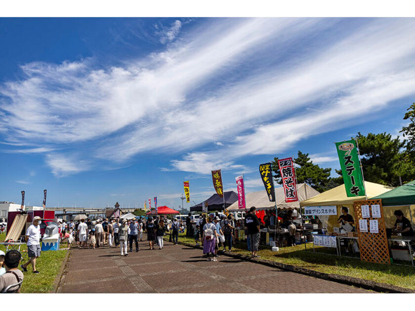 たくさんの屋台が並び、大勢の人が訪れます