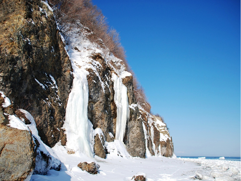 冬の網走は流氷と氷の滝の間を大冒険！