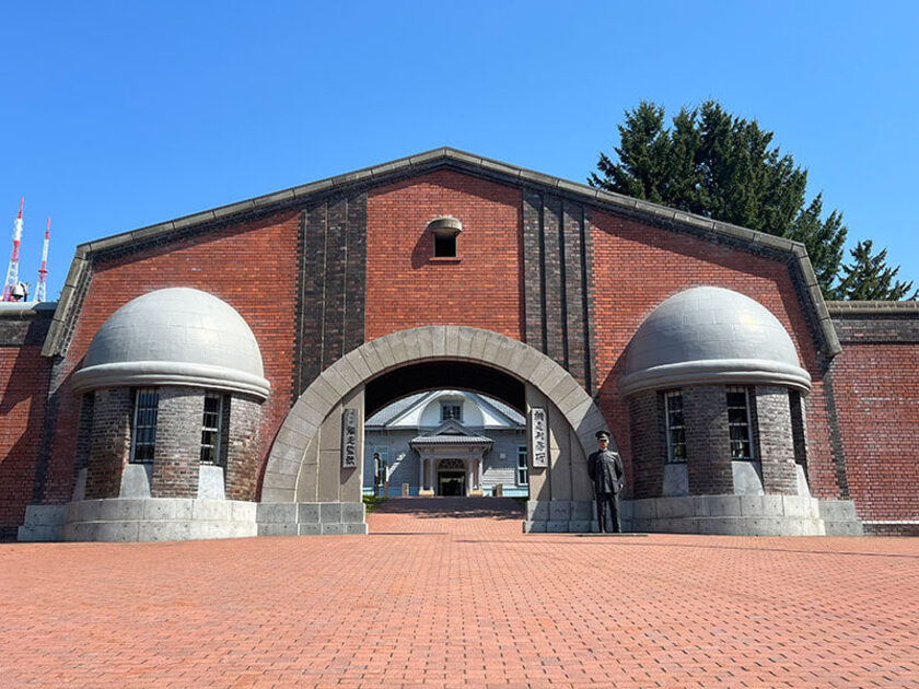 通称「赤レンガ門」と呼ばれる網走刑務所正門。最果ての監獄と呼ばれ恐れられた時代の網走刑務所の威厳を感じさせます