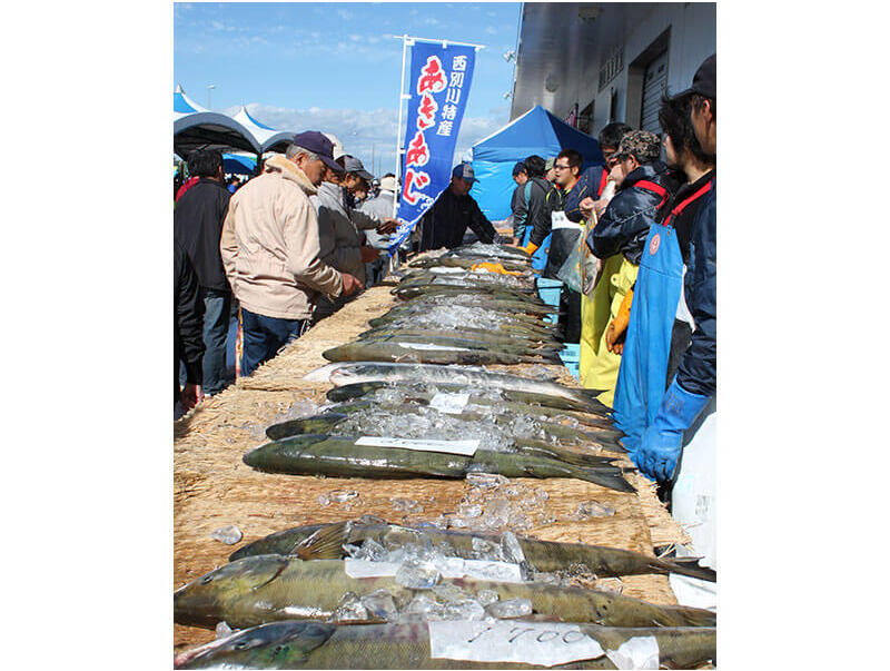 豪快なこんな風景も「あきあじまつり」ならでは