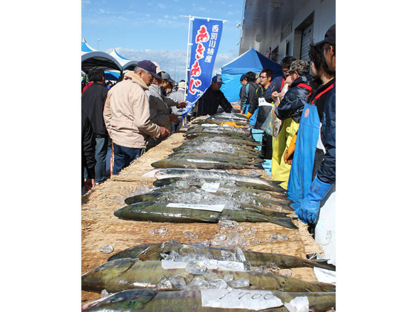 豪快なこんな風景も「あきあじまつり」ならでは