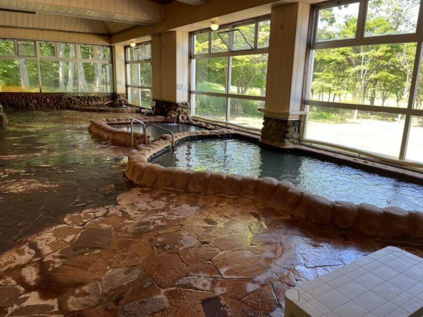 男子浴場を入り口から。手前が高温浴槽、真中が低温浴槽、奥は泡風呂。左奥は打たせ湯です