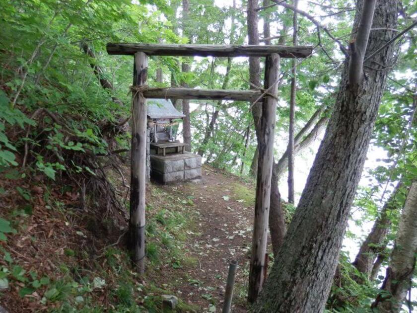厳かな雰囲気に包まれた祠と鳥居