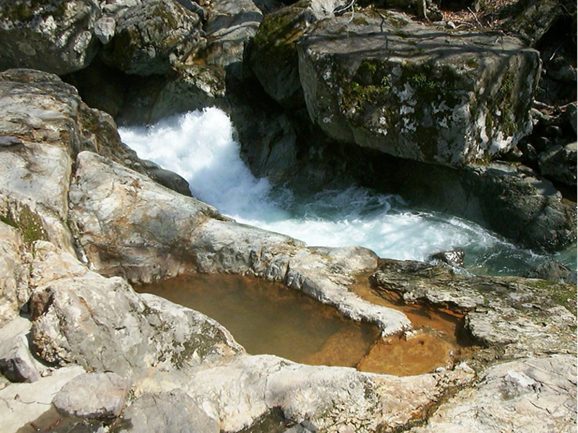 美しい緑に囲まれた岩の露天風呂。水しぶきを上げる川を眺めながら、心も体も癒されます