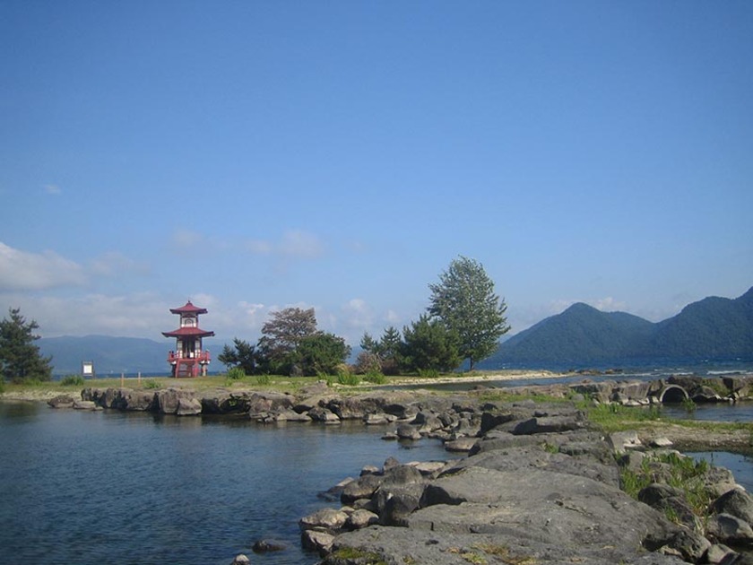 洞爺湖を望む浮身堂公園。公園内にも大きな池があります