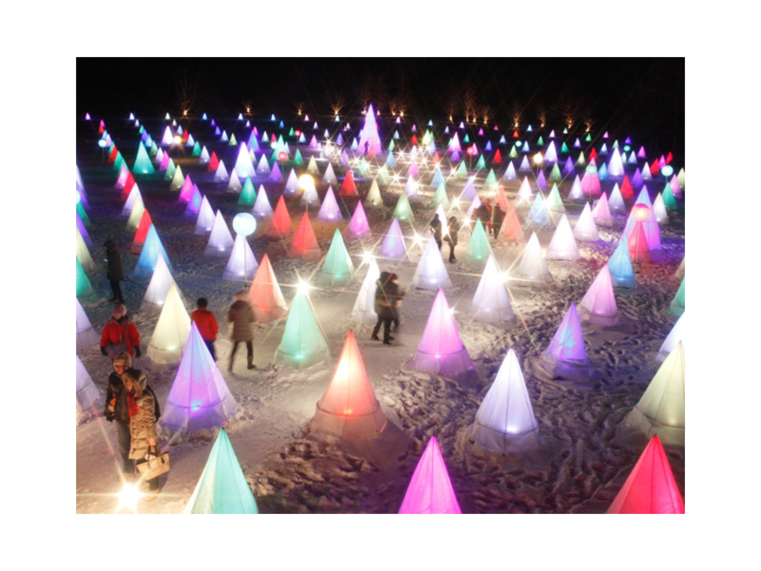 周囲は吐く息も真っ白の極寒の地ですが、オブジェに灯りがともると心の中から暖かくなるよう